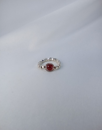 Bague agate rouge pour femme en pierre précieuse. Créé près de Metz dans l'est de la France.