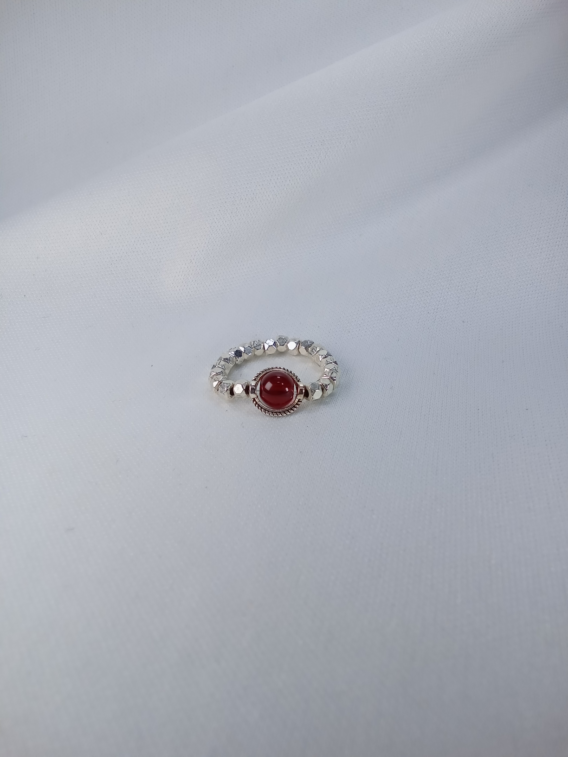 Bague agate rouge pour femme en pierre précieuse. Créé près de Metz dans l'est de la France.