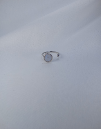 Bague ajustable Léanya pour femme . En acier inoxydable et au centre un cercle ciselé effet diamanté et résine de la couleur que vous souhaitez. Créé en Moselle.