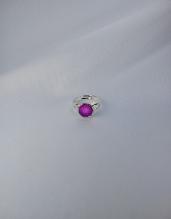 Bague ajustable Manelya pour femme . En acier inoxydable et au centre un cercle ciselé effet diamanté et résine de la couleur que vous souhaitez. Créé en Moselle.