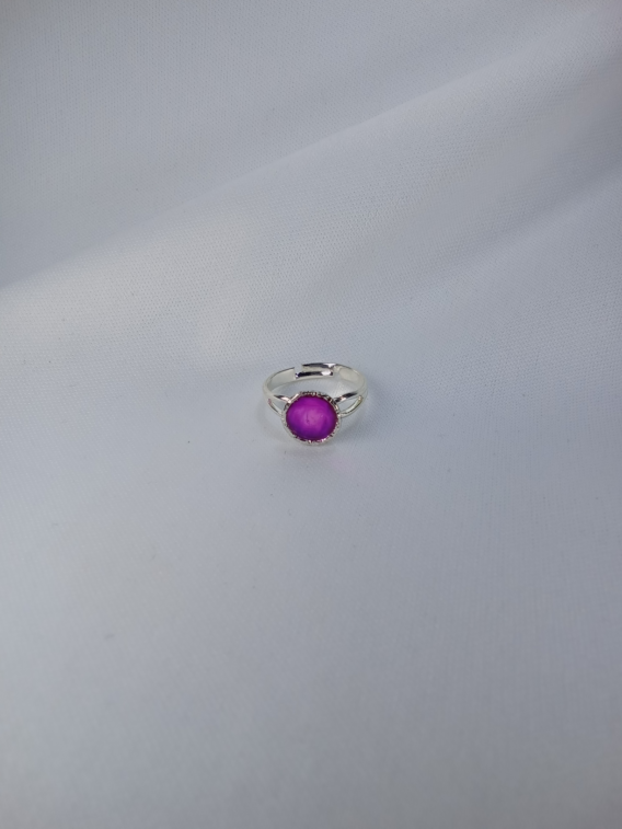 Bague ajustable Manelya pour femme . En acier inoxydable et au centre un cercle ciselé effet diamanté et résine de la couleur que vous souhaitez. Créé en Moselle.