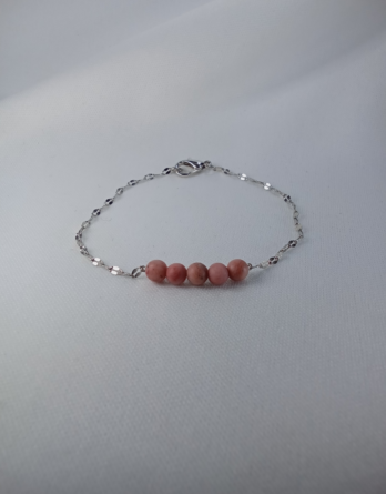 Le bracelet Baciana pour femme en argent 925 avec des maillons très fins et torsadés. Adoptez ce bijou iconique et intemporel. Grâce à ses minéraux de rhodonite, le bijou aide à la libido. Pensé et créé en Moselle.