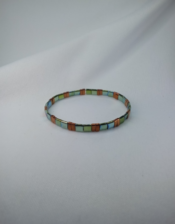 Lumineux et coloré avec ses entrecroises rectangulaire de couleurs, vert et brun, le bracelet Ferroy est conçu dans notre atelier mosellan en France.