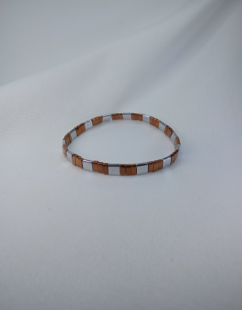 Lumineux et coloré avec ses entrecroises rectangulaire de couleurs, brun et argenté, le bracelet Paterna est confectionné dans notre atelier mosellan en France.