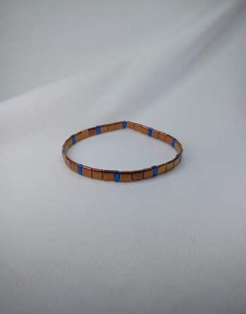 Lumineux et coloré avec ses entrecroises rectangulaire de couleurs, brun et bleu, le bracelet Tolédo est confectionné dans notre atelier mosellan en France.