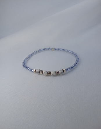 Bracelet Trelina pour femme conçu en Moselle avec des minéraux de howlite et des perles de miyuki de 2 mm.