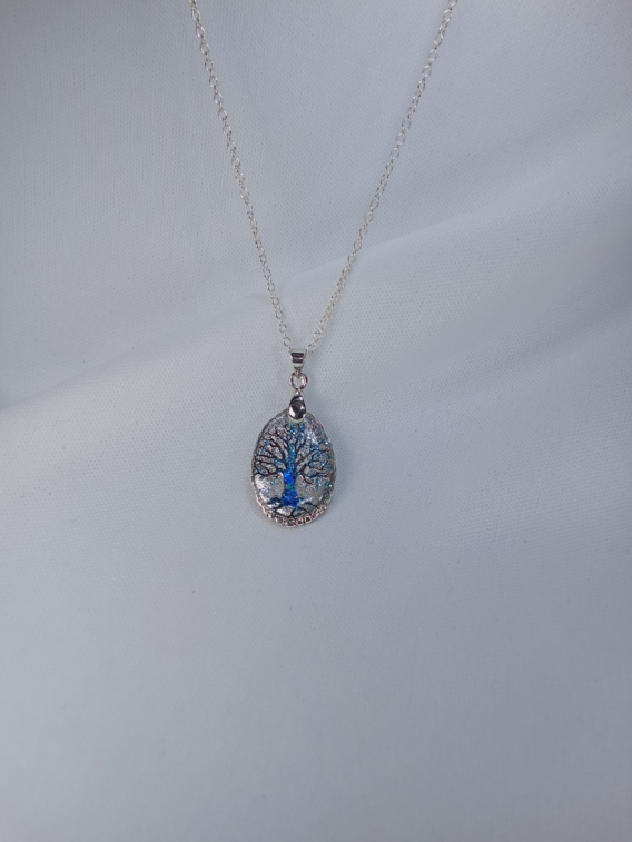 Collier pour femme avec un pendentif en médaillon arbre de vie en acier inoxydable de couleurs, bleu et argenté.