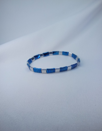 Bracelet homme avec des perles rectangulaires lumineux de couleurs bleue et argenté. Créé dans notre atelier près de Metz.