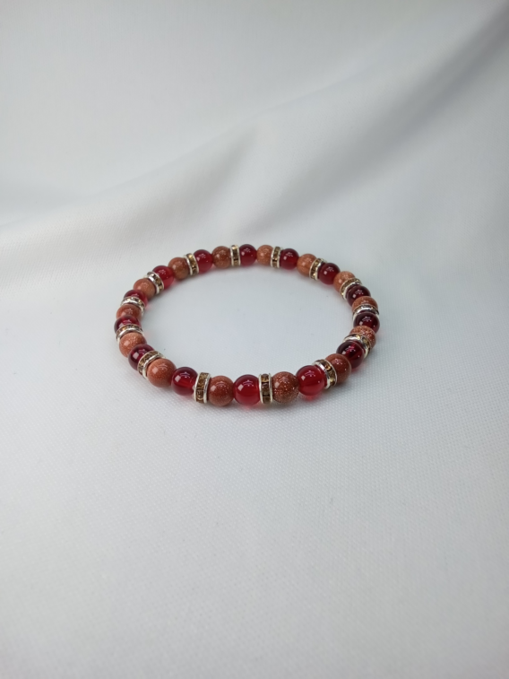 Bracelet femme en minéraux d'agate rouge et pierre de mars créé dans notre atelier près de Metz.