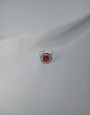 La bague ajustable Adaya saura donner de l'éclat à votre doigt. Le centre de la bague est en résine sertie de deux cercles ciselés. Des couleurs, nacré, brun rouge et au centre de la bague un éclat de zirconium. Un style très vintage pour un bijou unique.