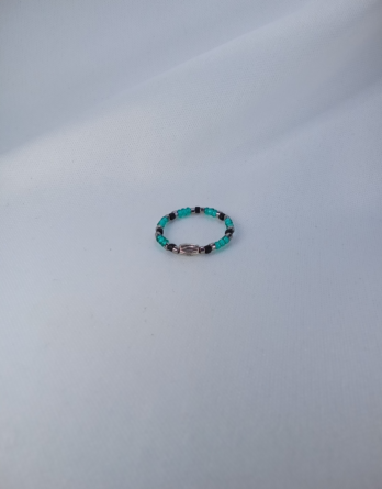 Petite bague Arona en perles de verre. De couleurs, vert, noir, argenté, elle a été créée en Moselle. Bijou idéal pour les femmes ou petite fille.