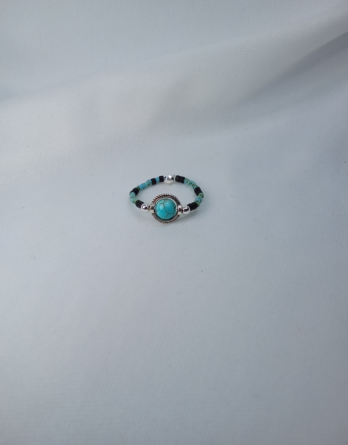 Bague artisanale pour femme avec une pierre naturelle de turquoise et des petites perles miyuki de couleurs turquoises et noires. Pour donner de la brillance au bijou, nous avons rajouté des perles en acier inoxydable. Bijou créé près de Metz dans l'est de la France.