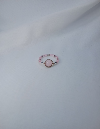 Bague artisanale pour femme avec une pierre précieuse de quartz rose et perle en verre. Créé en Moselle dans l'est de la France.