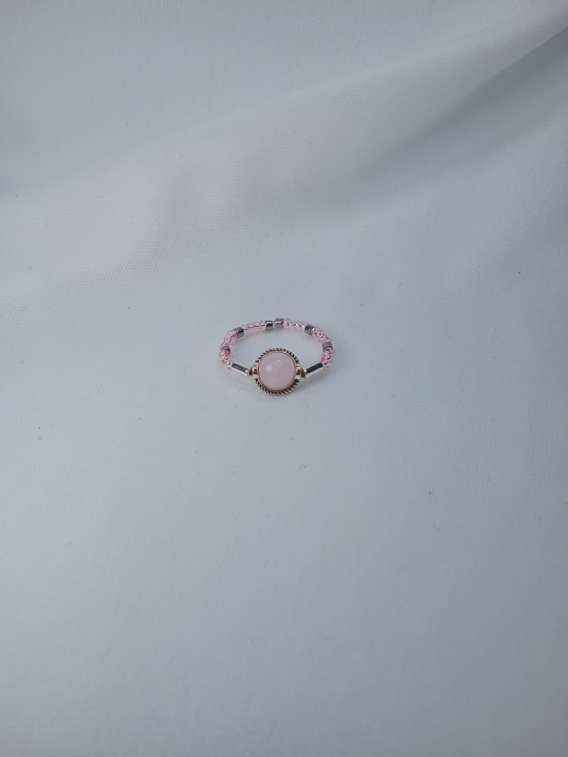 Bague artisanale pour femme avec une pierre précieuse de quartz rose et perle en verre. Créé en Moselle dans l'est de la France.