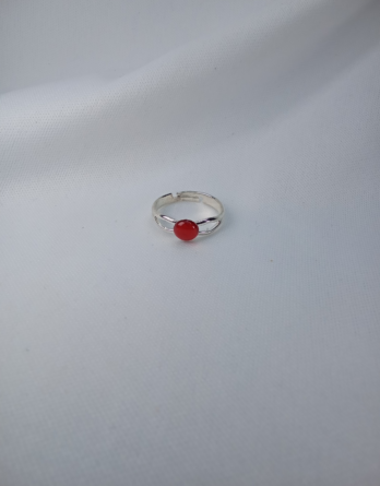 Bague ajustable pour femme avec au centre un cabochon en résine rouge. Créé en France.