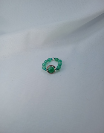 Bague pour femme avec des pierres précieuses d'aventurine verte. Bijou créé près de Metz dans l'est de la France.