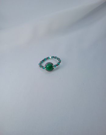 Bague Wanaty pour femme. Besoin de reprendre confiance en vous? Grâce à sa pierre naturelle de chrysocolle et ses petites perles miyuki de couleurs vertes et argentées, elle aidera à vos besoin.