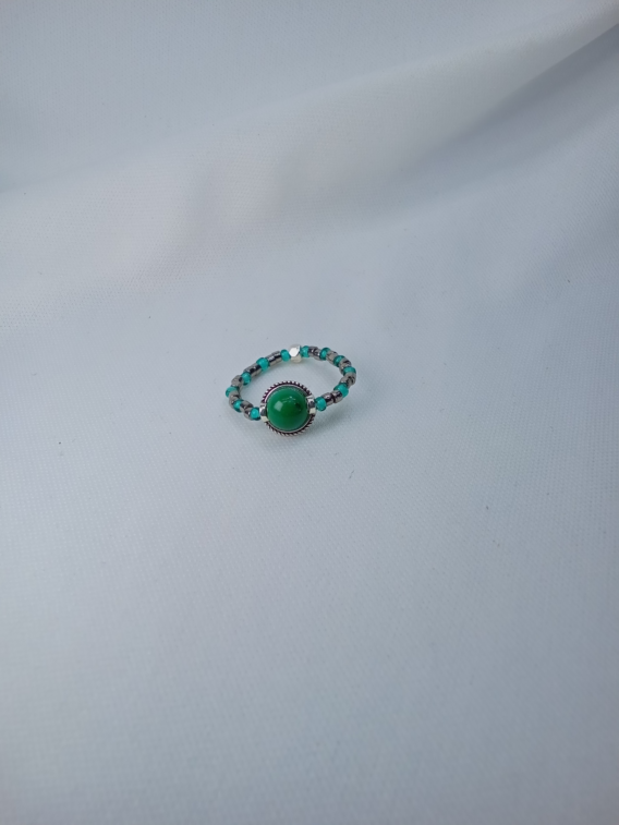 Bague Wanaty pour femme. Besoin de reprendre confiance en vous? Grâce à sa pierre naturelle de chrysocolle et ses petites perles miyuki de couleurs vertes et argentées, elle aidera à vos besoin.