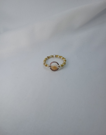 Comme son nom l'indique, la bague femme, porte bonheur grâce au coquillage de trochu au centre de la bague sertie dans un cercle ciselé. Créée près en Moselle.