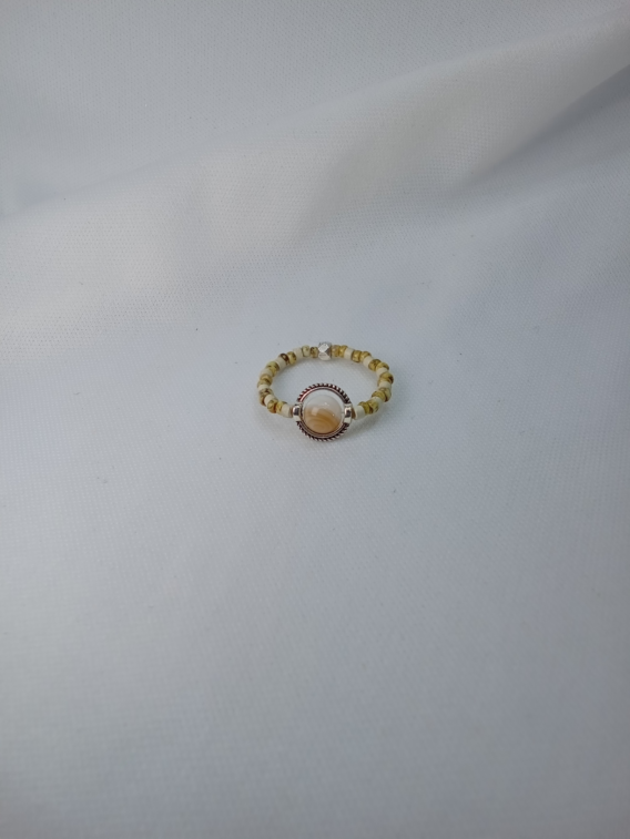 Comme son nom l'indique, la bague femme, porte bonheur grâce au coquillage de trochu au centre de la bague sertie dans un cercle ciselé. Créée près en Moselle.