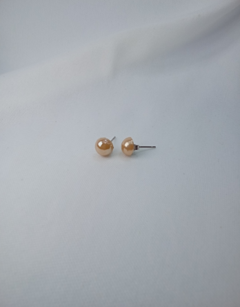 Boucles d'oreilles puce pour femme. Avec des pierres en nacre beige. Conçu dans l'est de la France.