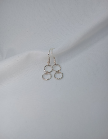 Boucles d'oreilles Ariana pour femme en suspension de 3,5 cm. Avec des cercles en acier inoxydable. Bijou créé en Moselle dans l'est de la France.