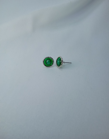 Boucles d'oreilles puce pour femme. Un cercle ciselé et résiné de nuancé de vert. Bijou créé près de Metz dans l'est de la France.