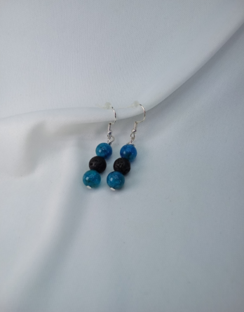 Boucles d'oreilles pour femmes avec trois pierres naturelles de jade turquoise et pierres de lave de 8 mm. Bijou créé près de Metz dans l'est de la France.