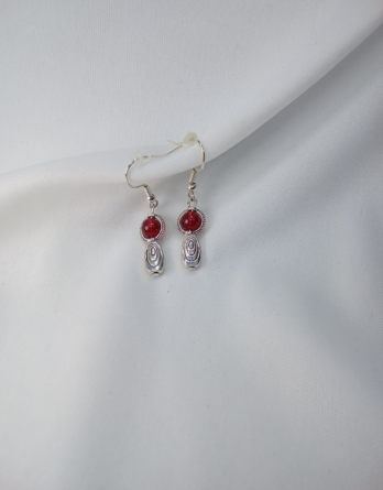 Boucles d'oreilles pour femme avec des pierres d'agate rouge et apprêts en acier inoxydable. Bijou créé en Moselle dans l'est de la France.