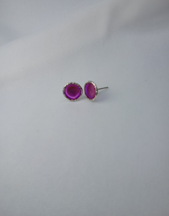 Boucles d'oreilles puce pour femme. Choisissez la couleur et nous créons votre bijou dans notre atelier près de Metz dans l'est de la France.