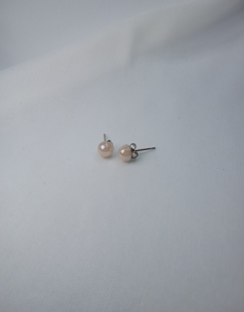 Boucles d'oreilles puce avec deux pierres nacrées, crème.bijou pour femme créé en Moselle dans l'est de la France.