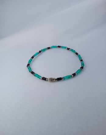 Bracelet pour femme ou enfant reajustable. En perles miyuki de couleurs, vert, noir, argenté. Créé près de Metz dans l'est de la France.