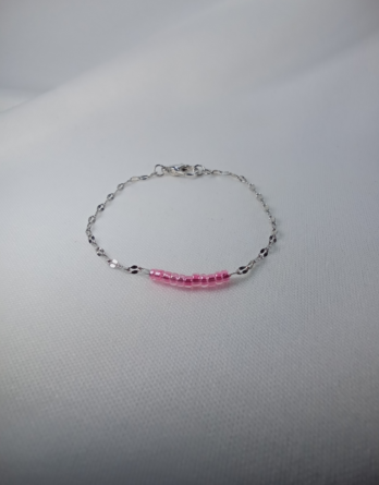 Le bracelet Axellya est en argent 925 avec des maillons très fins et torsadés. Le centre du bracelet est créé avec des perles de verres roses. Le bijou peut se porter par une femme ou pour une petite fille. Bijou créé en Moselle dans l'est de la France.