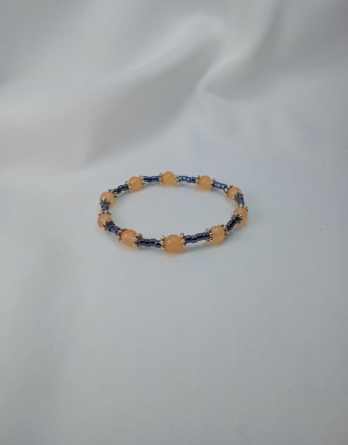 Bracelet artisanal pour enfant , un mélange de tourmaline saumon et perles myiuki noir. Bijou créé près de Metz dans l'est de la France.