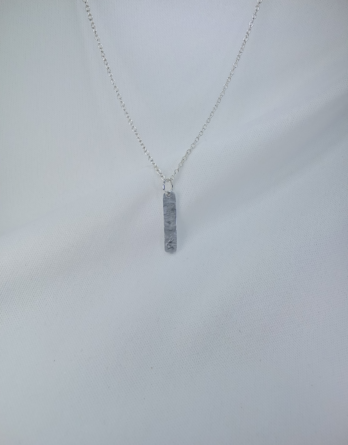 Collier pour femme en argent, avec une plaque en aluminium. Créé en Moselle.