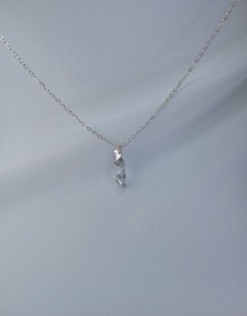 Collier pour femme en argent 925 avec un pendentif torsadé en aluminium. Bijou créé en Moselle dans l'est de la France.